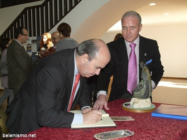 Gaspar Zarrías firma el Libro de Visitas de la Asociación de Belenistas de Jerez (Foto: Enrique Fernández)