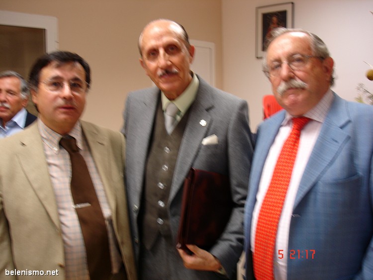 Juan Sánchez Alonso (c), medalla de oro de la ABM, departiendo con el secretario de la Asociación, José M. López (i), y Eugeni Barandalla (d).