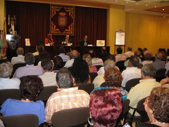 Dos imágenes del acto de presentación (cortesía A.B. Rota)