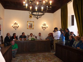 La Concejal de Turismo, Concha Barahona, recibe a los congresistas.