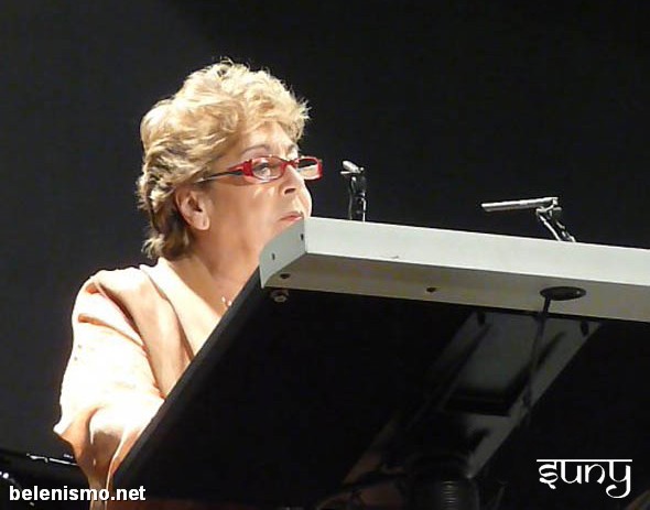 Paloma Gómez Borrero da lectura al Pregón de Navidad.