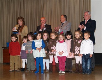 Un grupo de niños recoge el premio obtenido en el XXVII Certamen Escolar "El Nacimiento en la Clase".