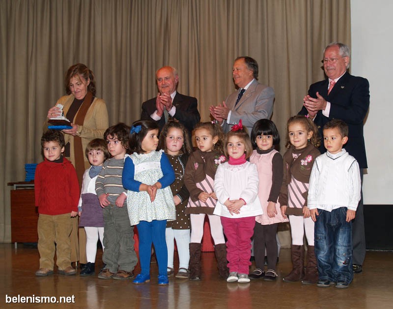 Un grupo de niños recoge el premio obtenido en el XXVII Certamen Escolar "El Nacimiento en la Clase".