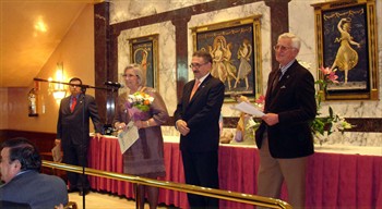 Entrega de la Insignia de Plata a Ascensión Esteban Diego.