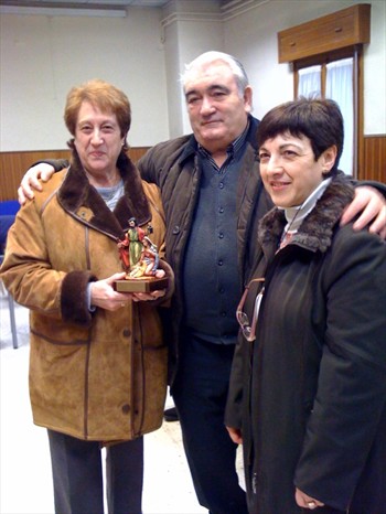 Teresa Martínez y Juan Sánchez reciben el galardón "Bethlehem" de manos de la presidenta saliente, Teresa Goñi.