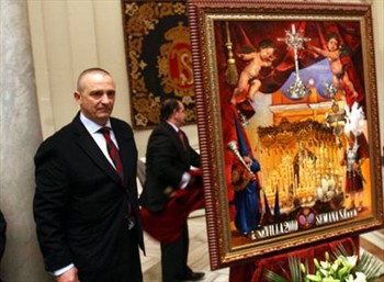 Luis Rizo Haro, junto a su cartel de la Semana Santa 2010 (Foto:elcorreoweb).