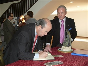 Gaspar Zarrías firma el Libro de Visitas de la Asociación de Belenistas de Jerez (Foto: Enrique Fernández)