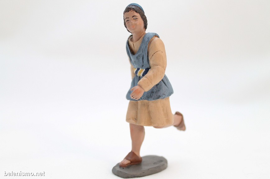 Niño corriendo para 11 cm.