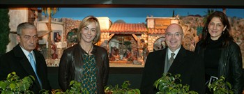 La alcaldesa de Alicante, Sonia Castedo, junto al presidente de los Belenistas, Juan Giner, frente al Belén Municipal