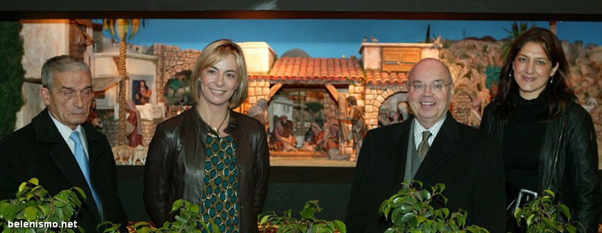 La alcaldesa de Alicante, Sonia Castedo, junto al presidente de los Belenistas, Juan Giner, frente al Belén Municipal