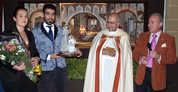 J. Joaquín Pérez, junto a su esposa, el Presidente de la Asociación y el Deán de la Catedral de Jerez (J.M. Lozano)