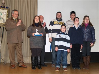 Un grupo de niños recoge el premio en la categoría Educación Especial del Certamen Escolar "El Nacimiento en la Clase"