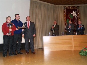 Juan José Millán recibe el 1er Premio del Certamen de Nacimientos Familiares y de Entidades, Grupo Especial Belenistas