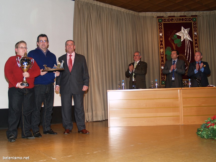 Juan José Millán recibe el 1er Premio del Certamen de Nacimientos Familiares y de Entidades, Grupo Especial Belenistas