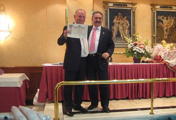 El presidente de la Asociación, Ángel Ibáñez, entrega la Insignia de Oro a Fidel Segovia