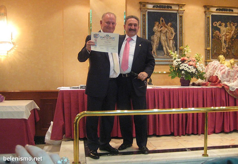 El presidente de la Asociación, Ángel Ibáñez, entrega la Insignia de Oro a Fidel Segovia