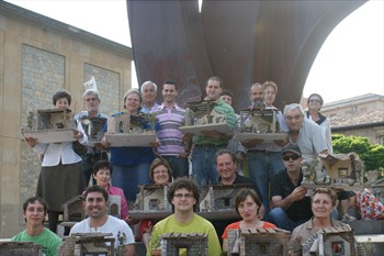 Los participantes en el cursillo muestran sus creaciones