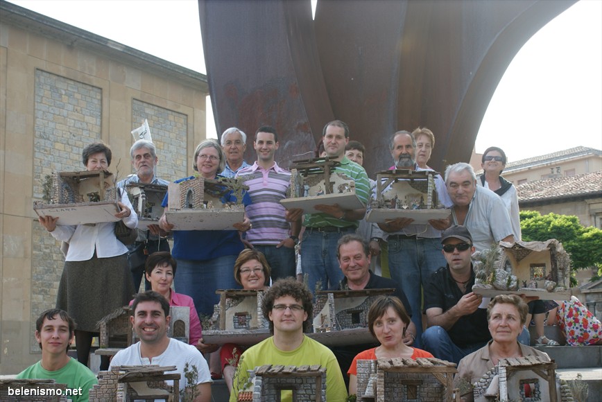 Los participantes en el cursillo muestran sus creaciones