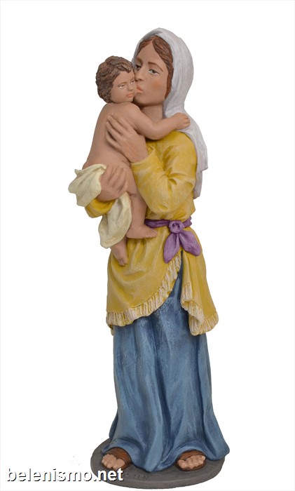 Pastora besano niño en brazos