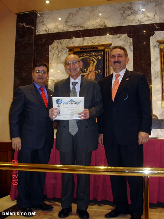 Fray Aderito recoge la Medalla de Oro en estilo libre, en el concurso de Entidades.